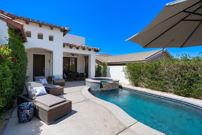 Building Photo - 53385 Avenida Mendoza