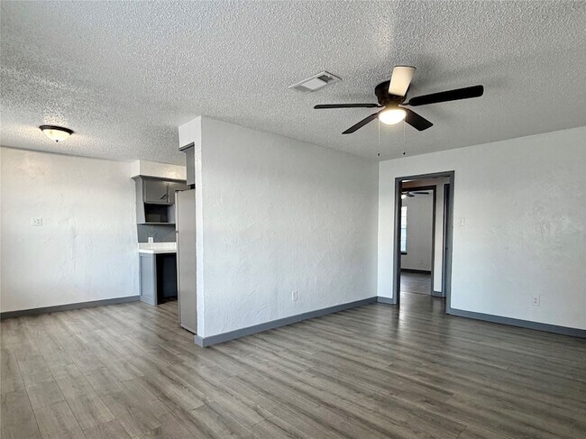 Building Photo - 2526 Louise St