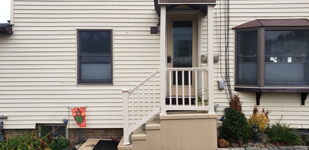 Building Photo - 19 Crest Ave