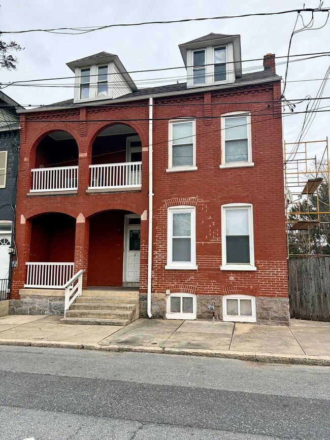 Building Photo - 230 Crystal St