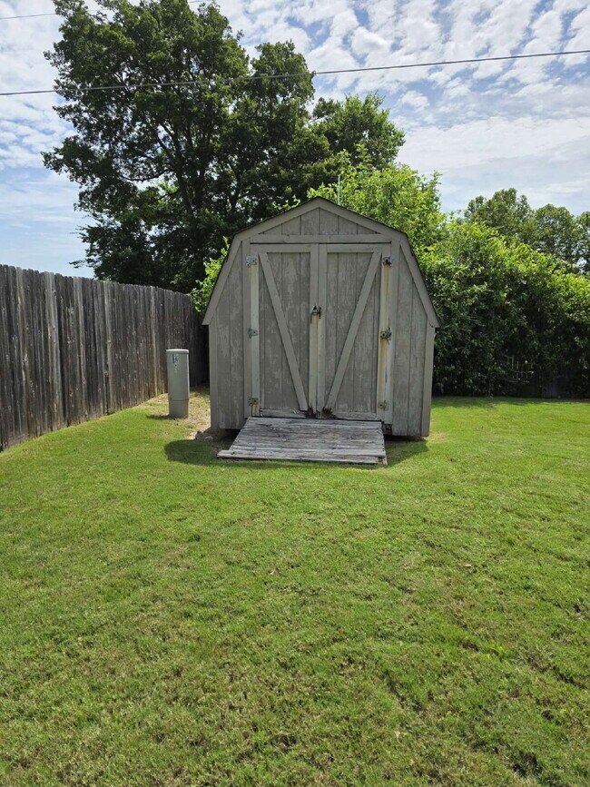Building Photo - "Charming 3-Bedroom Gem with 2 Full Baths ...