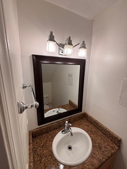 Building Photo - 615 Morehead Ave