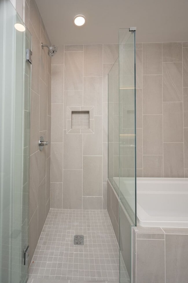 Building Photo - Welcome to your new home! Luxury 1BE1BA condo at the Pullman Gulch Union in the center of Nashvil...