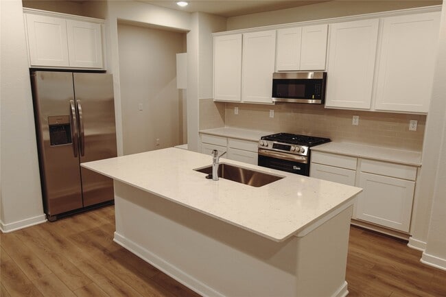 Building Photo - 16 Courageous Side Way