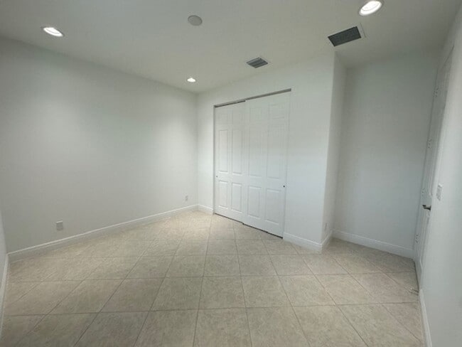 Building Photo - 8330 Summer Lake Dr SW