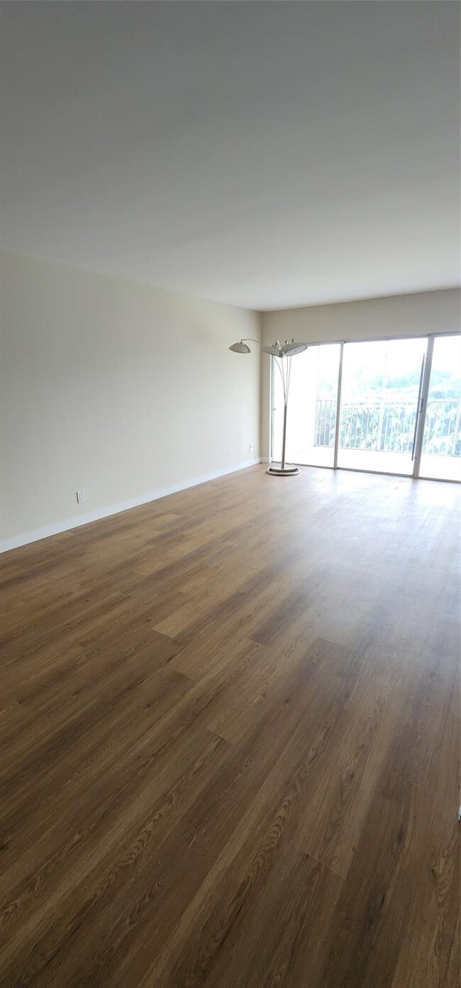 Building Photo - 3150 N Palm Aire Dr