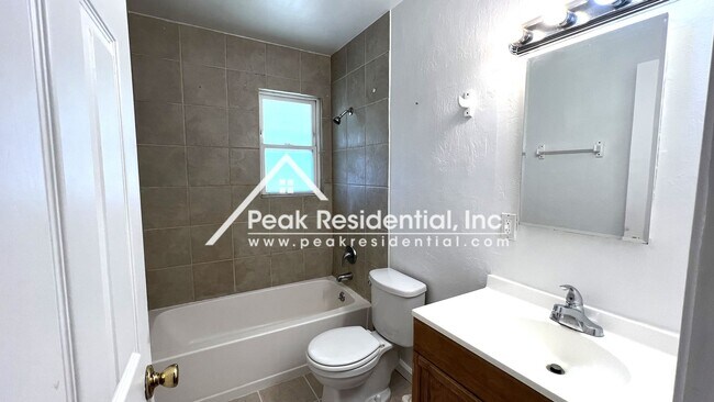 Building Photo - Nice 4bd/3ba House with 2 Car Garage