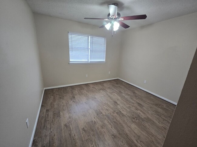 Building Photo - Great updated 4 bedroom 2.5 bath home, 2 c...