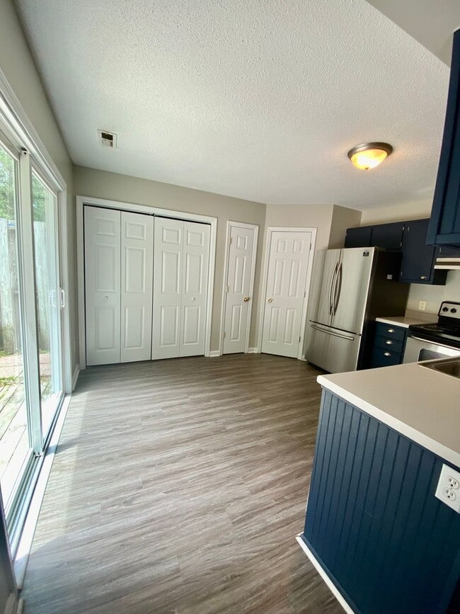 Building Photo - Adorable Town Home The Stables at Horse Creek!