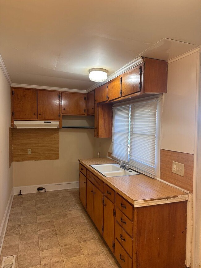 Building Photo - 310 E Granville St