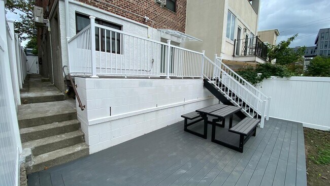 Shared furnished backyard - 3268 37th St