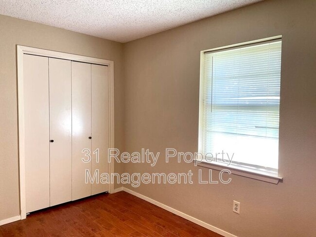 Building Photo - 8710 California Dr