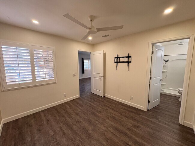 Building Photo - ***MOVE-IN SPECIAL*** AVAILABLE NOW! 2 Bedroom 2 bathroom upstairs unit located in Ontario
