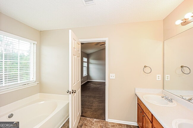 Building Photo - 6116 Hickory Ln Dr