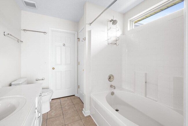 Building Photo - Awesome 4BE-Office/Bonus Room/ 2BA Home in...
