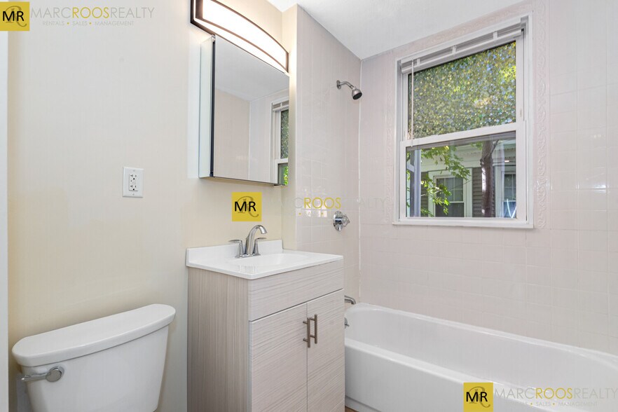 Building Photo - 42 Brackett St