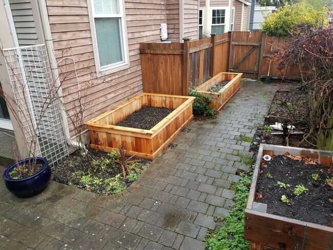 Building Photo - Charming Two Bedroom Town Home