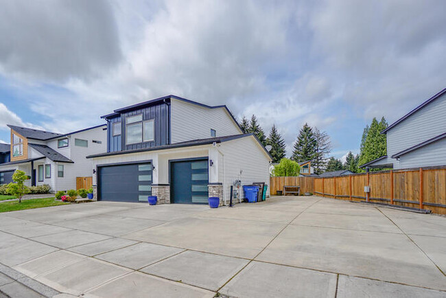 Building Photo - NEWER FOUR BEDROOM NEAR HAZEL DELL
