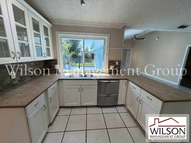 Building Photo - 1366 Valhalla St