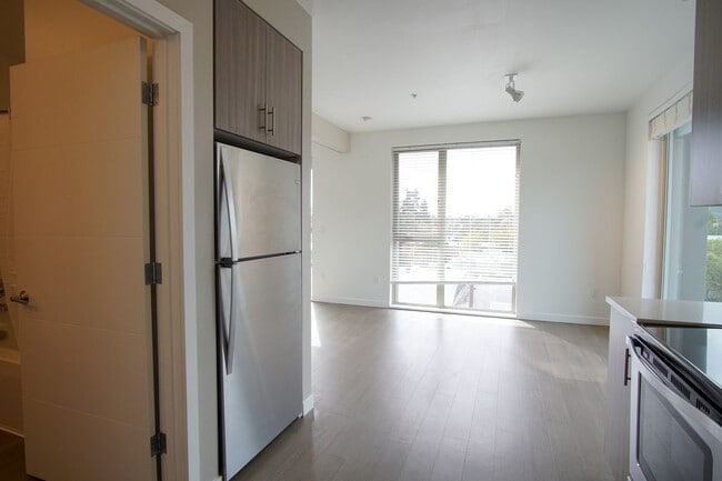 Building Photo - Fabulous Top Floor Sellwood 1-Bedroom with Condo-Grade Finishes!