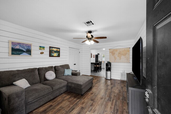 Building Photo - 1913 NW Baldwin Ave