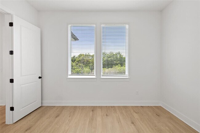 Building Photo - 1608 Kit Cir