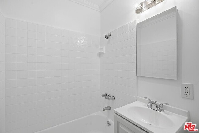 Building Photo - 4916 Hazeltine Ave