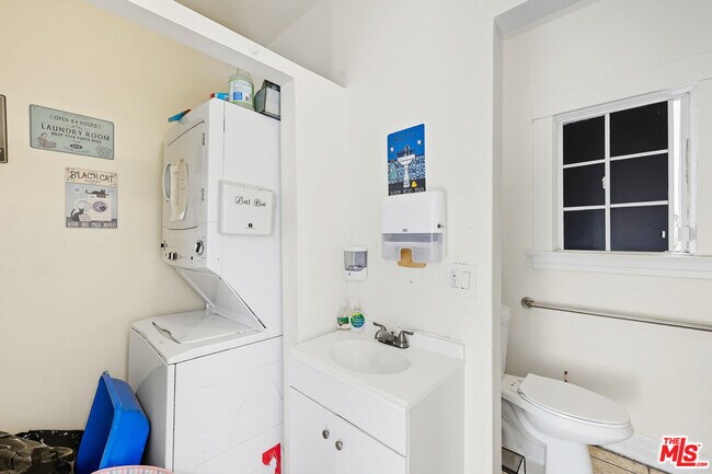 Building Photo - 522 W Vernon Ave