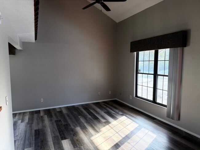 Building Photo - 1492 Sanzon Dr