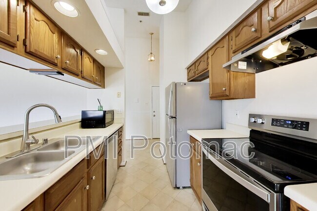 Building Photo - 605 Himes Ave
