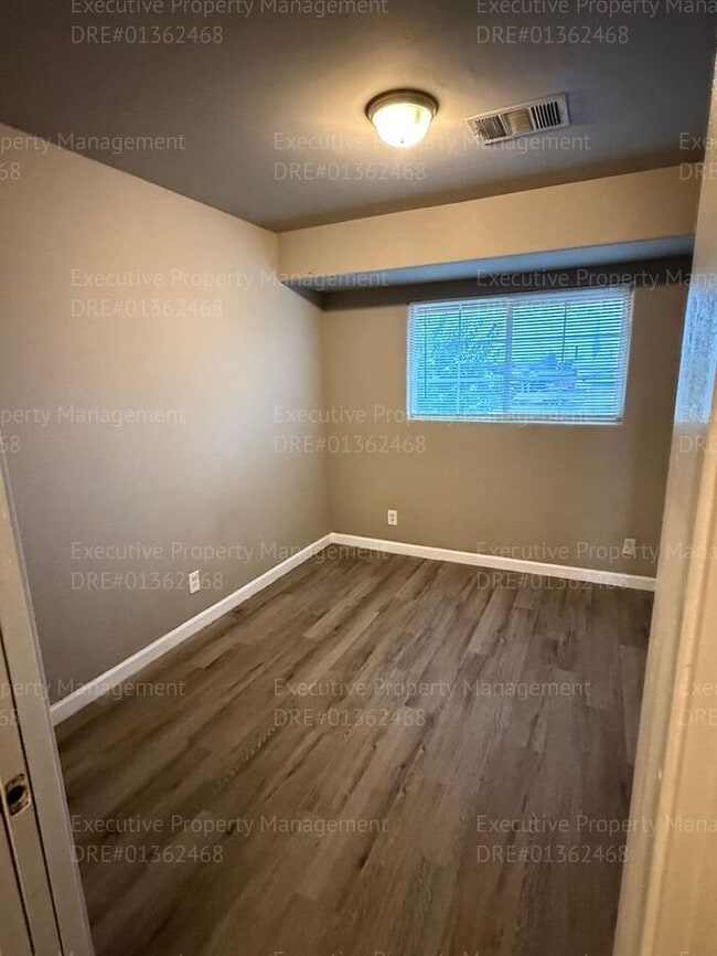 Building Photo - Spacious 3 bedroom, 2.5 bathroom townhome....