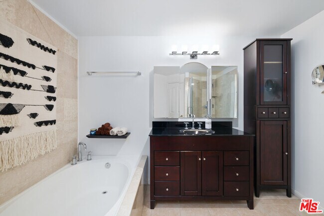 Building Photo - 930 N Doheny Dr