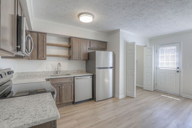 Building Photo - Renovated Home in Nashville near Nipper's Corner