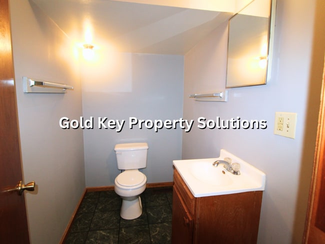 Building Photo - 3 BR 1.5 BA House with Garage and Central ...