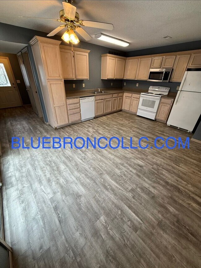 Building Photo - Beautiful unit in a quiet cul-de-sac