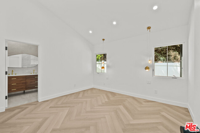 Building Photo - 847 Huntley Dr