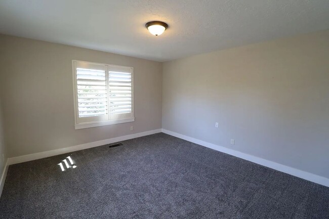 Building Photo - 1/2 off 1st months rent! Close to Utah Sta...