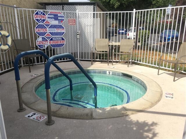 Building Photo - Gated Upstairs 2BD/2BA Condo, 2 Gated Rese...