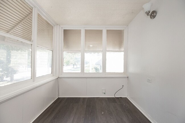 Building Photo - 2 BED 1 BATH SINGLE FAMILY HOME IN EUCLID!