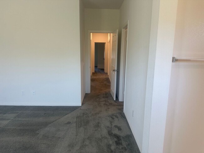 Building Photo - 4 Bed/2Bath, Solar Single-Story Home in Hi...