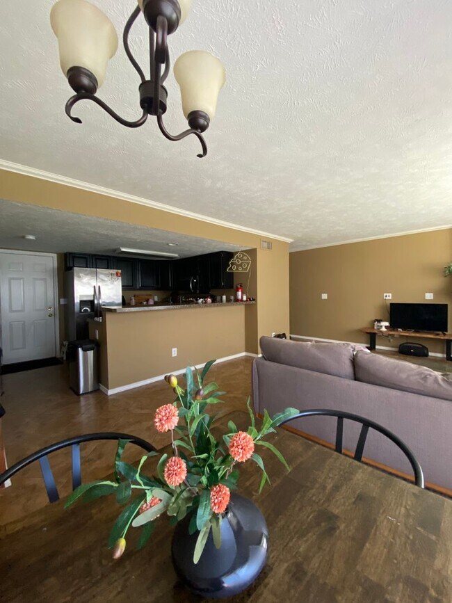 Building Photo - Great 2 BR 4 bathroom townhouse in Bloomin...