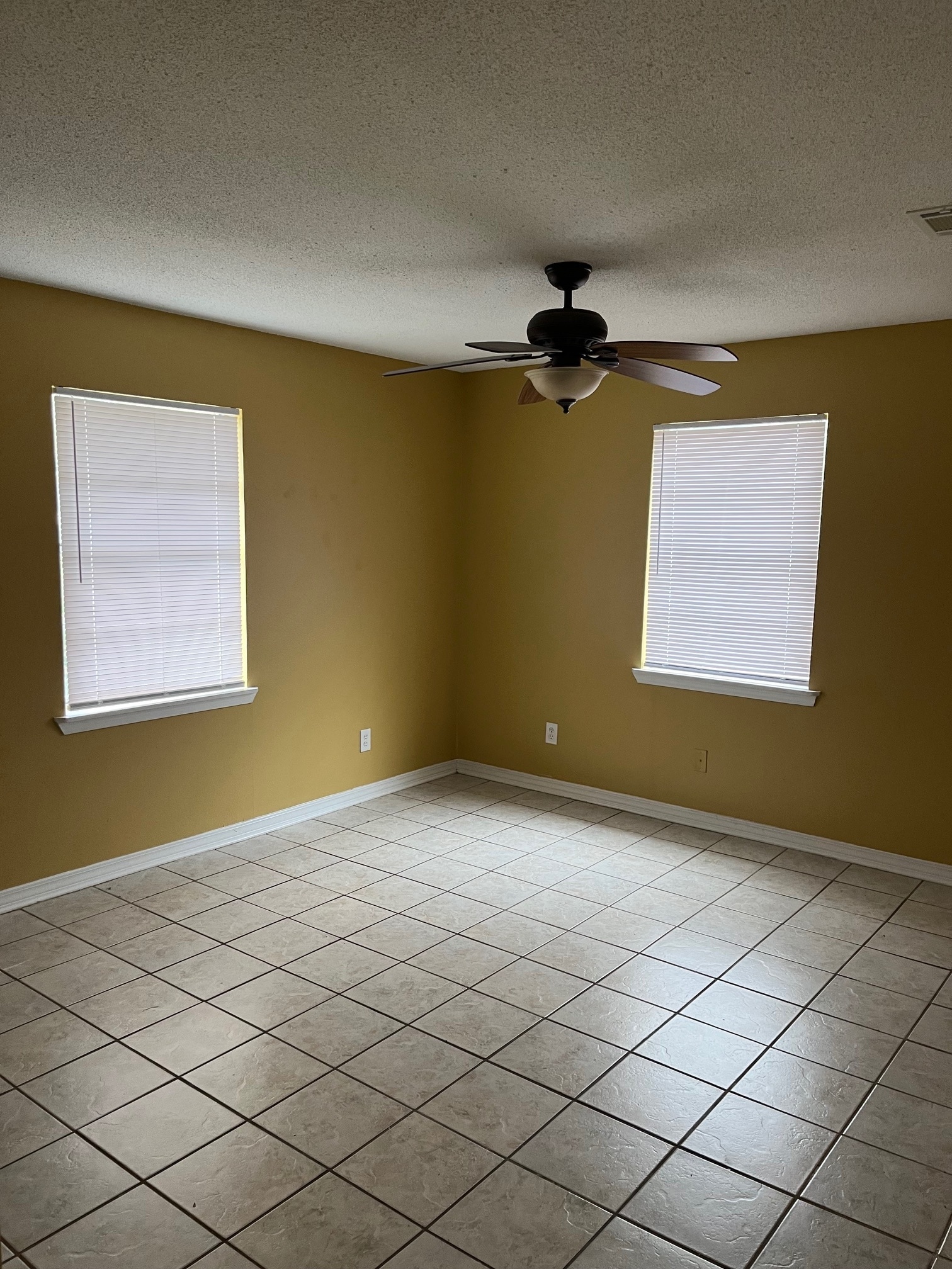 Building Photo - 115 Alicia St