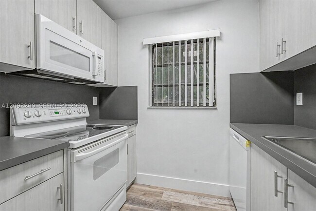 Building Photo - 6206 SW 136th Ct