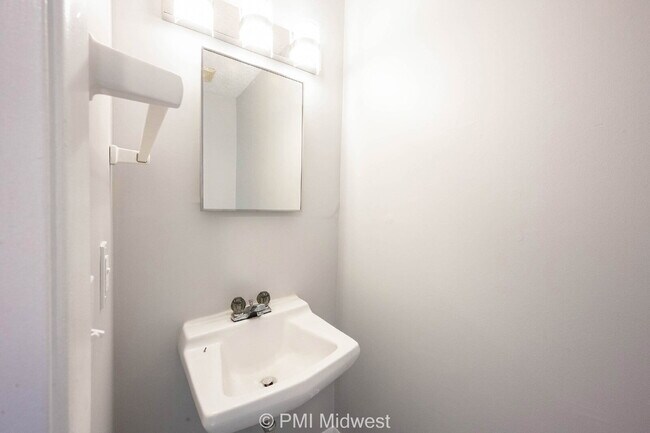 Building Photo - "Charming 2-Bed Townhouse Retreat on Progr...