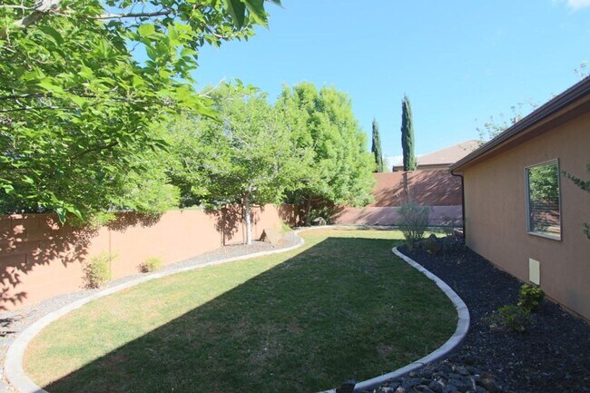 Building Photo - Beautiful Hobble Creek 4 Bed/2 Ba NEW FLOORS & PAINT