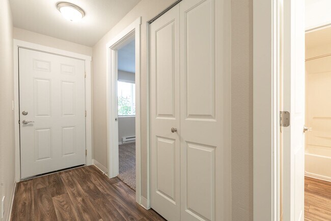 Building Photo - Spacious Newly Renovated Two Bedroom One Bath!