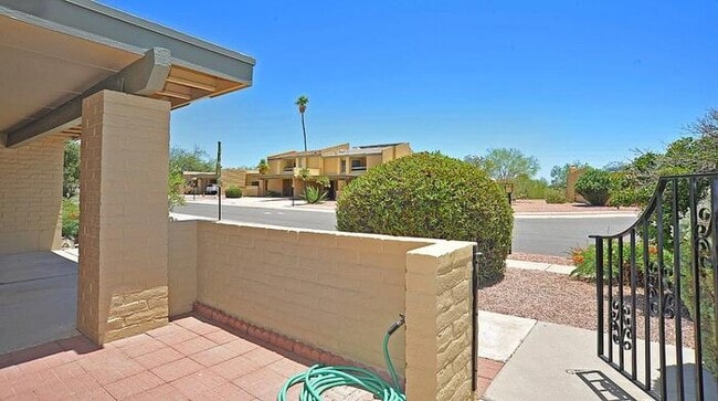 Building Photo - Beautifully Updated 3 Bedroom Townhome nea...