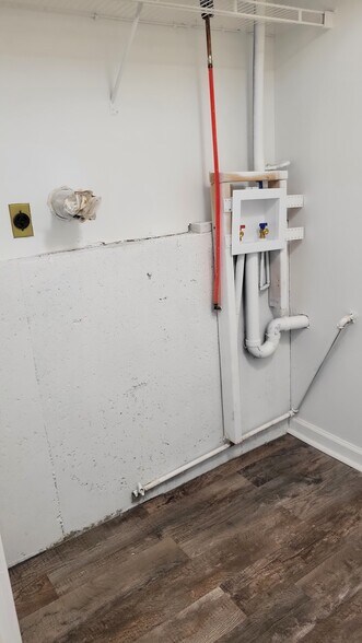 Building Photo - 916 NE Bristol Dr