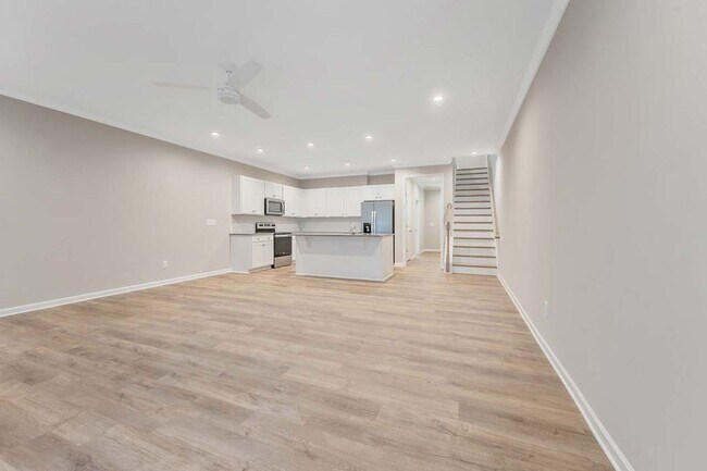 Building Photo - 3 / 3.5 Townhouse - 10 Minutes from Downtown!