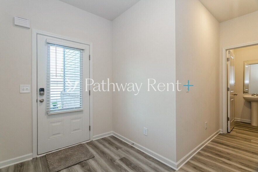 Building Photo - 631 Mackenzie Cv